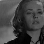 escena de pelicula de cine en la que una mujer aparece bajo la lluvia