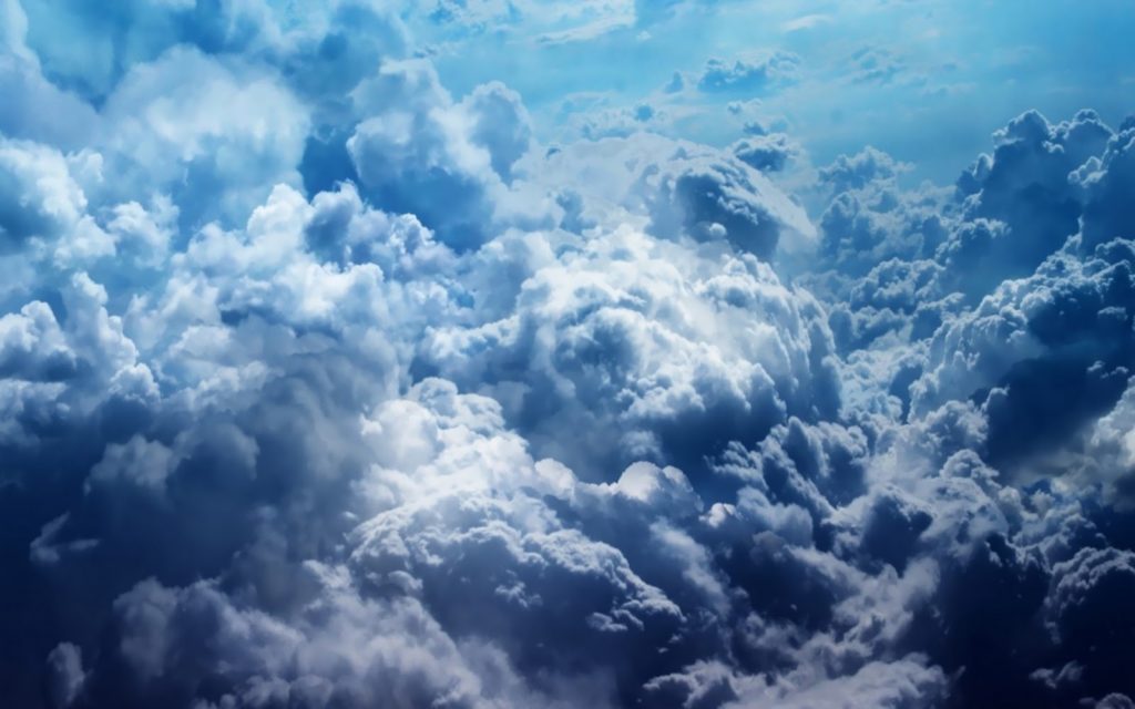 Gavin Pretor-Pinney, el fundador de la Sociedad para la Apreciación de las Nubes, aún no entiende por qué se asocian con algo negativo