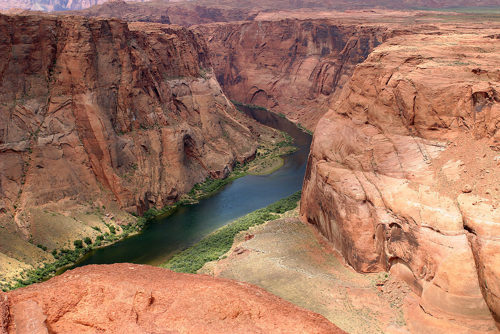 El Río Colorado nace al pie de las Montañas Rocosas y desemboca en el golfo de California.