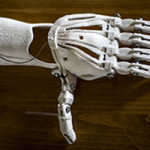 Gracias a la comunidad digital humanitaria e-NABLE personas en todo el mundo pueden acceder a prótesis 3D