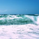 Un tsunami es una serie de ondas en un cuerpo de agua causadas por los movimientos sísmicos que se producen en los océanos o mares.