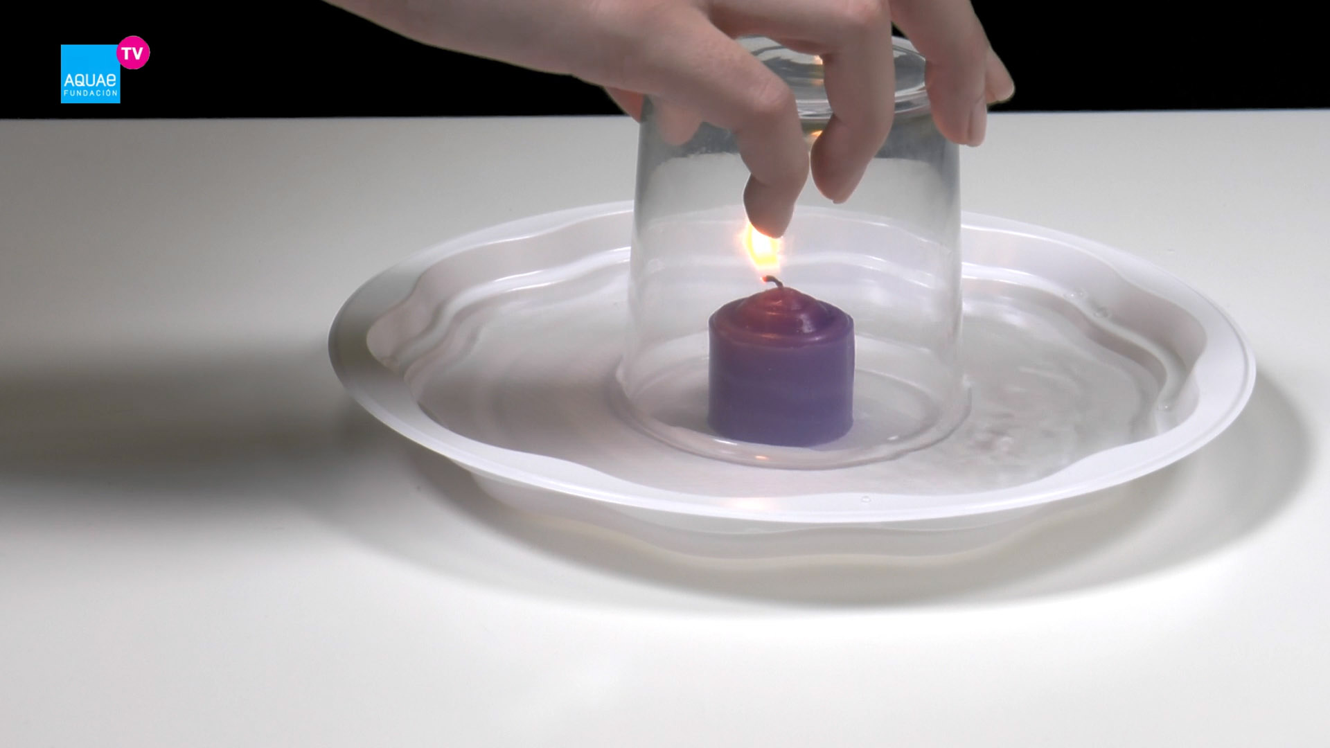 Cómo apagar una vela sin soplar - el experimento de la vela y el vaso