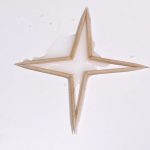 la estrellla de palillos se agrande por la porosidad de la madera