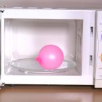 experimento de inflar un globo con un microondas