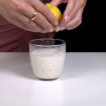 vídeo de experimento casero al mezclar leche con limón