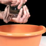 Experimento casero: cómo no derramar agua con una media