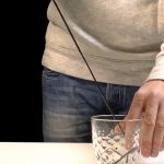 Llenar un vaso de agua usando la capilaridad del agua