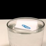experimento del clip que flota en el agua