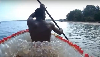 Canoas de plástico para reciclar botellas en Camerún