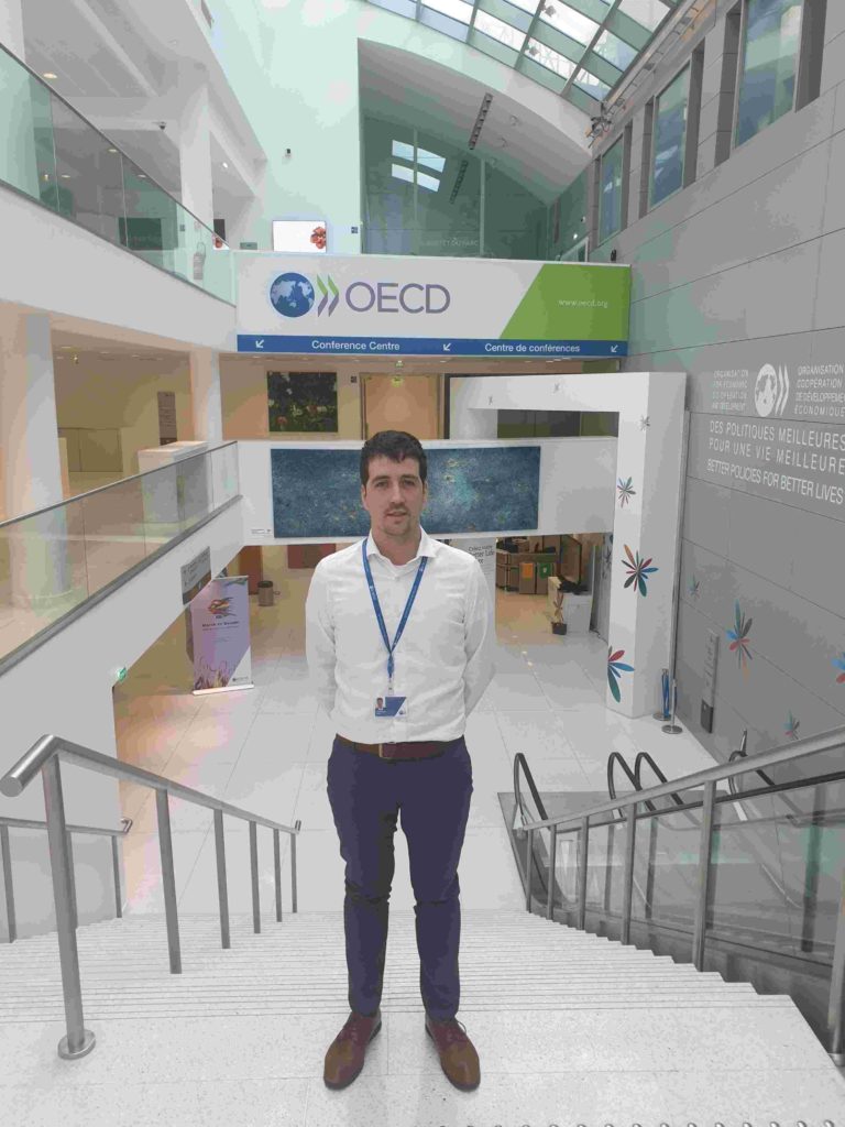 Ander Eizaguirre disfruta de una beca Cátedra Aquae que le ha permitido trabajar en la OCDE (Economía y Gobernanza de la Economía Circular)
