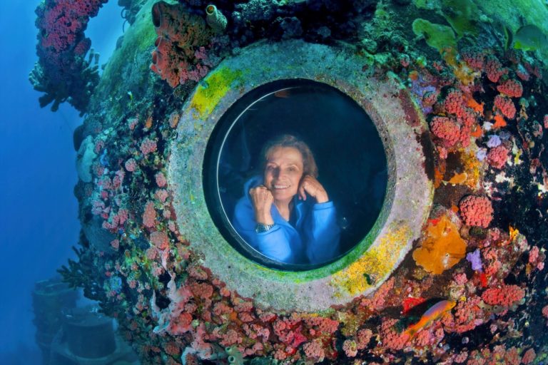 Sylvia Earle ostenta el récord de inmersión submarina en solitario 
