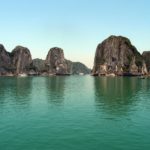 La bahía de Halong es una hermosa maravilla natural que se encuentra en el golfo de Tonkín, al norte de Vietnam cerca de China.