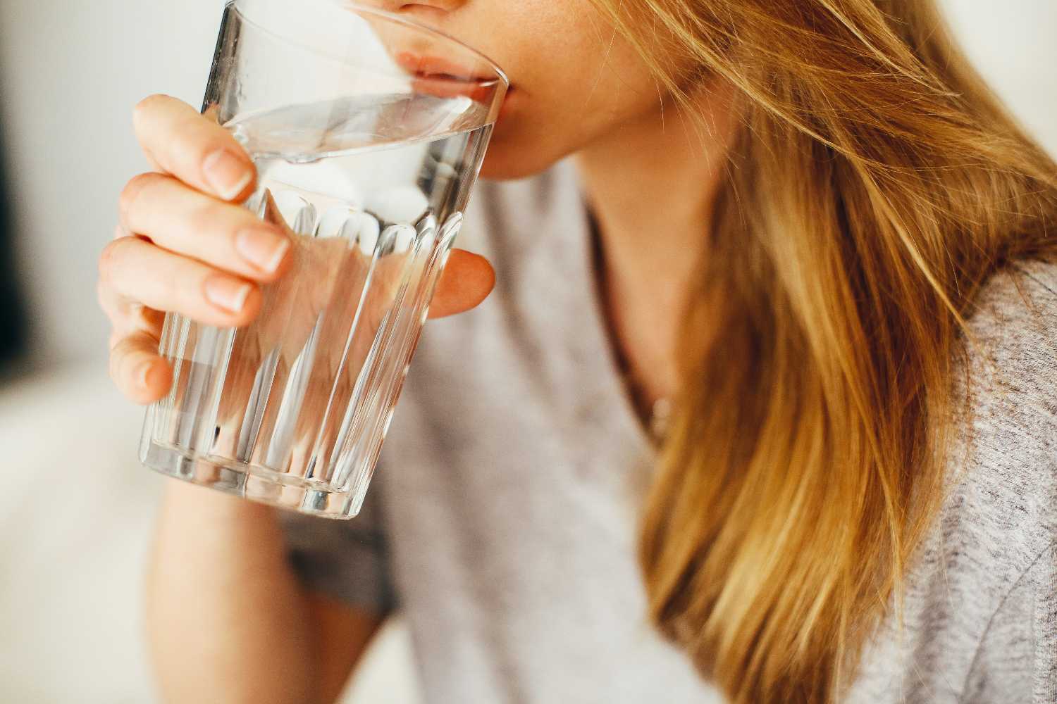 Los beneficios de beber agua sin sed