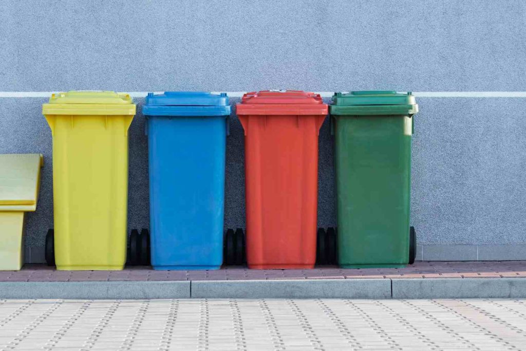 Cubos de basura y reciclaje