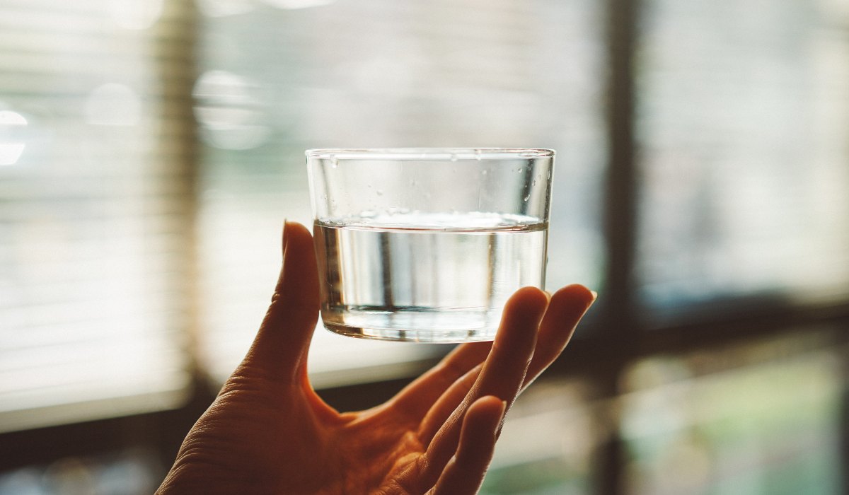 Estos son los vasos de agua que debes beber al día según tu edad