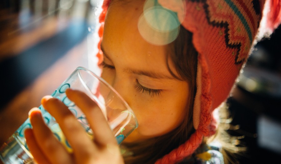 cuánta agua hay que beber al día