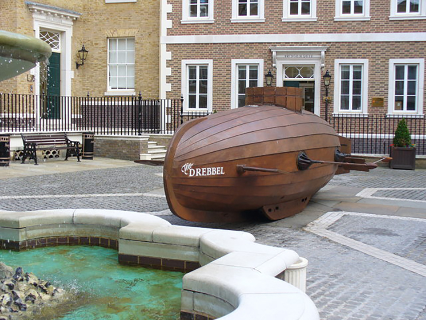 1620. El holandés Cornelis Drebbel construyó en Inglaterra la primera nave submarina de madera. Tubos de aire mantenidos en la superficie aseguraban el suministro de oxígeno. © Colin Smith/Wikimedia Commons.