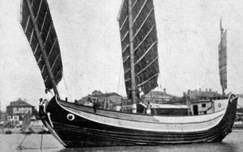 El navegante francés Eric De Bisschop exploró buena parte del suroeste del Pacífico entre 1932 y 1935 a bordo de un rudimentario junco chino bautizado como Fou Po. © wharram.com.