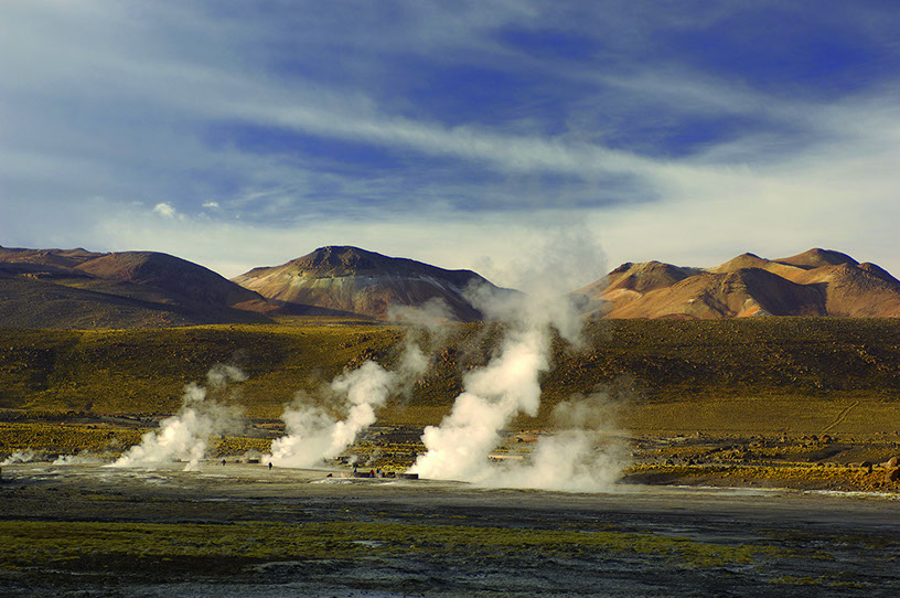 EL TATIO. Este campo de géiseres, el más grande del hemisferio sur, está situado en los montes andinos del norte de Chile, a más de 4.000 m de altitud. © AGE Fotostock