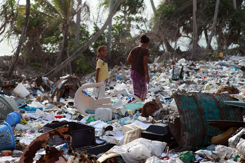 Niños buscando en un vertedero de basuras de Tuvalu. © Joe Hitchcock/Creative Commons.