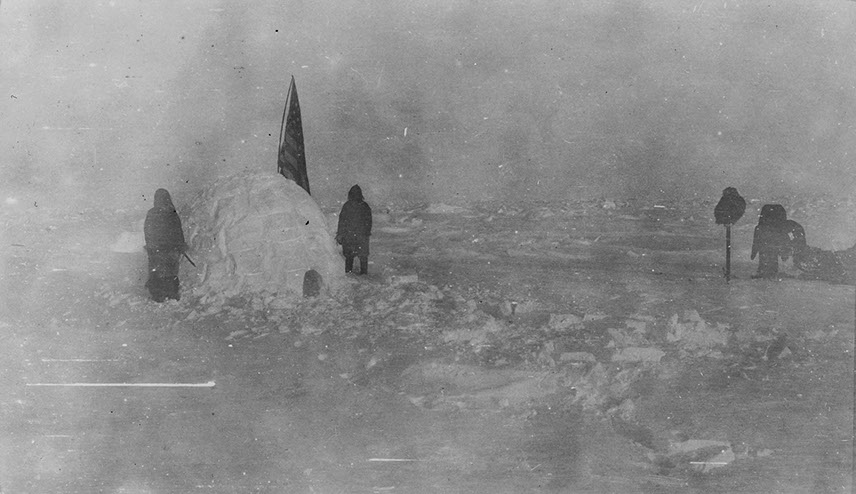 Miembros de la expedición de Frederick Cook al Polo Norte de 1909 junto a un iglú. © Library of Congress.