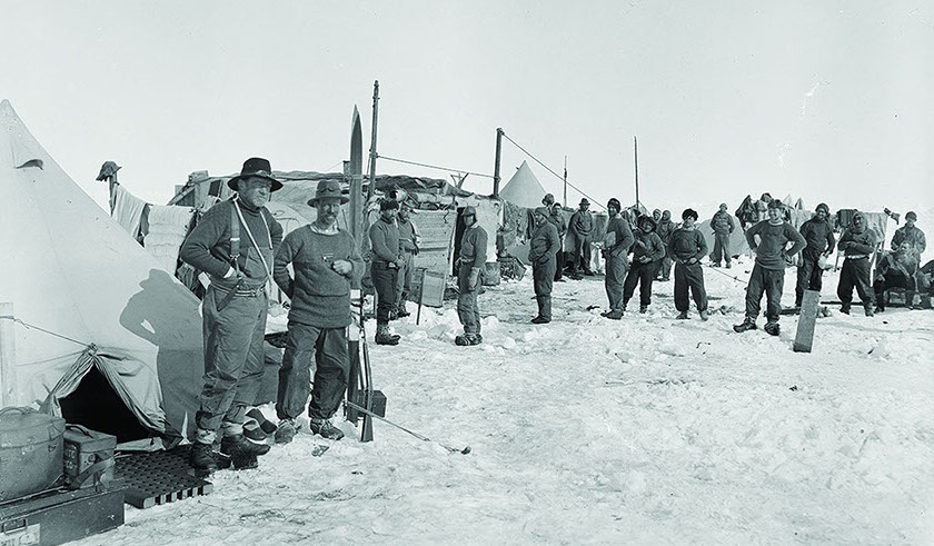 Algunos de los miembros de la expedición en el campamento Océano, situado sobre un bloque de hielo de más de 2 km2 en el que permanecieron desde octubre de 1915 hasta abril de 1916. © Frank Hurley/RGS.