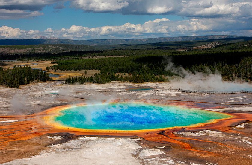 GRAND PRISMATIC. Los visitantes de Yellowstone pueden admirar la belleza de esta gran fuente de aguas termales. El colorido de sus bordes se debe a la presencia de bacterias pigmentadas. Ronnie Howard © Shutterstock.