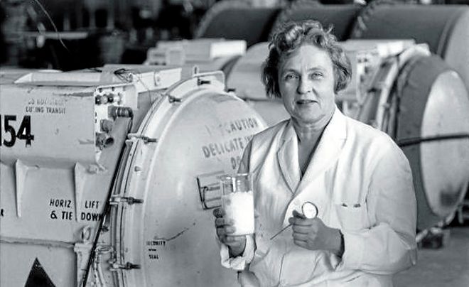 Mária Telkes, en su laboratorio, mostrando sales empleadas para almacenar calor solar. | FOTO: Society of Women Engineers