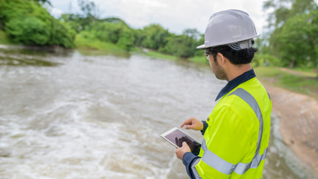 Agua. Un ingeniero monitoriza la calidad del agua en un cauce río. | FOTO: Adobe Stock