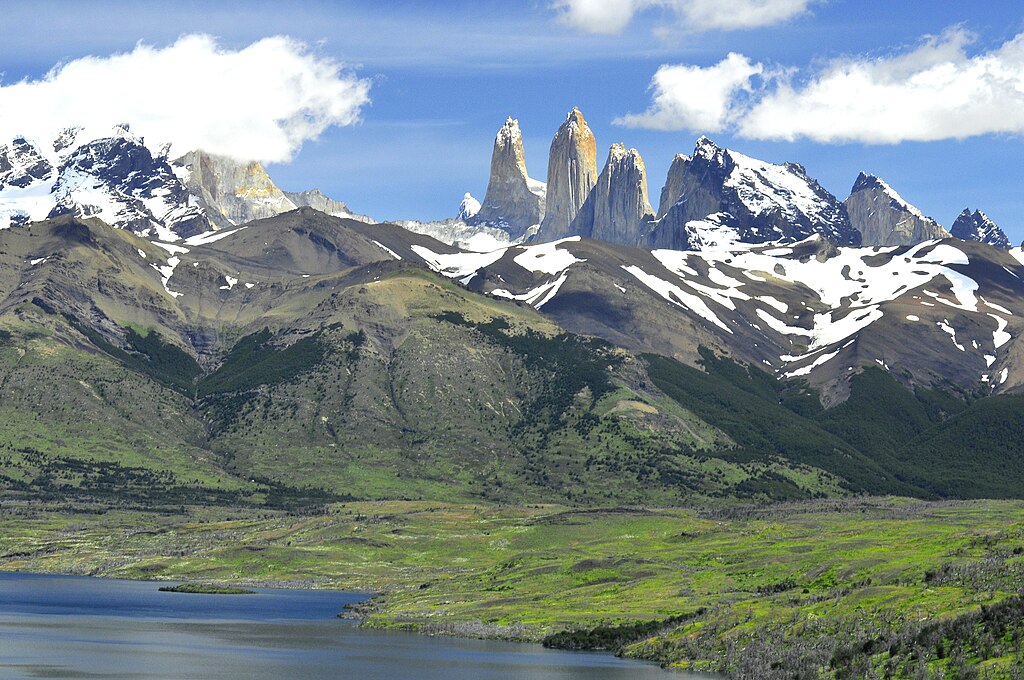 Macizo de las Torres del Paine y Laguna Azul desde el Cordón Masle. Parque Nacional Torres del Paine (Chile). . | FOTO: LBM1948