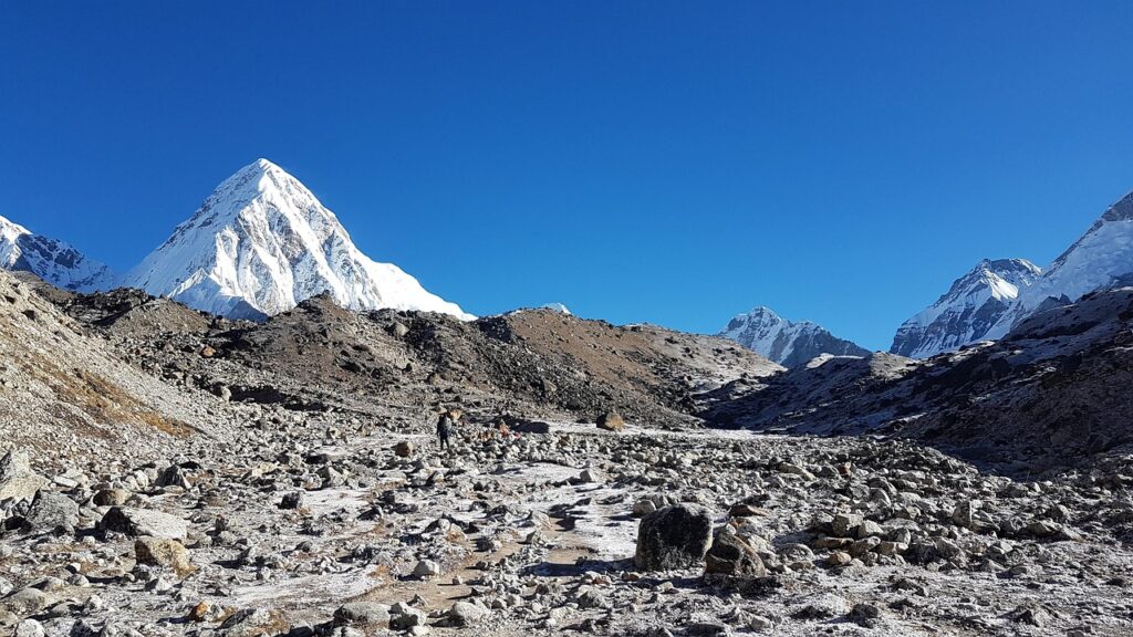El Everest,visto desde el campo base de su ascensión habitual. | FOTO: Danieltitovan via Pixabay 