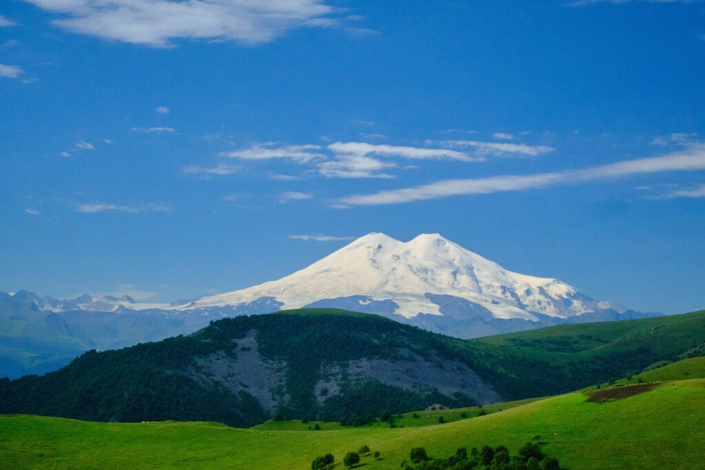 Cumbres cubiertas del monte Elbrús, en el Cáucaso, vistas en la disstancia.| FOTO: Tyjk via Pixabay 