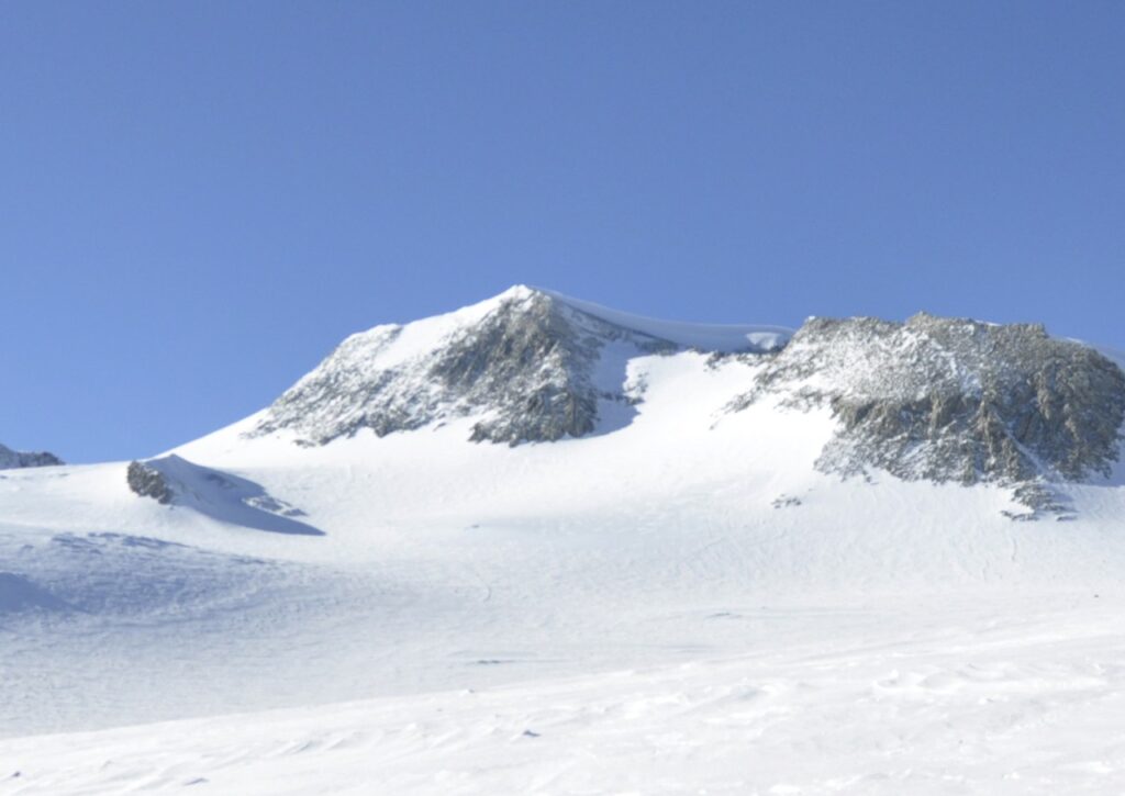 Vista del monte Vinson, en la Antártida, la cima más alta del Polo Sur. | FOTO: Christian Stangl via Wikimedia Commons 